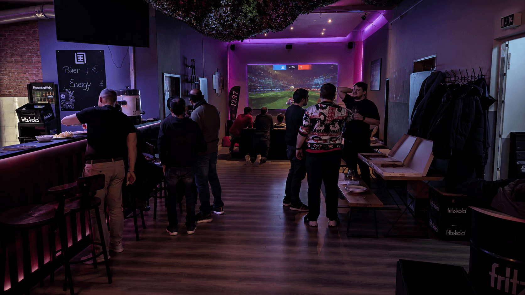 Lounge und Gaming-Bereich im eCamp Frankfurt für Firmenevents, Geburtstage und Weihnachtsfeiern