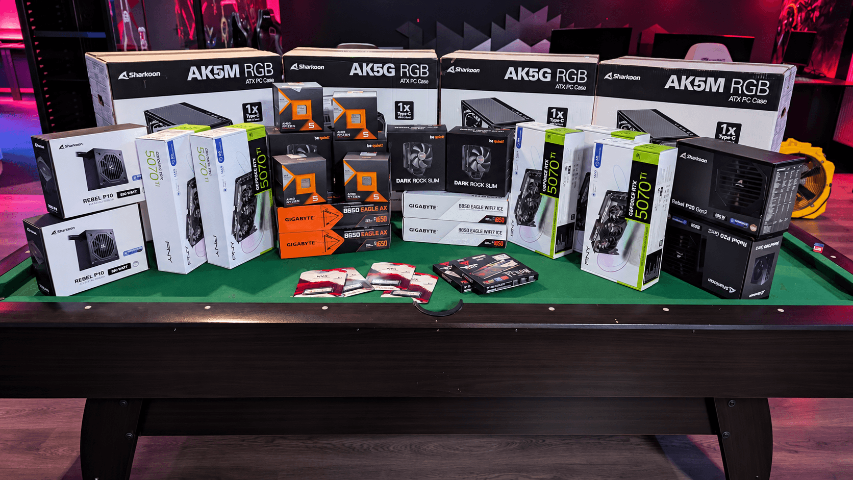 Gaming-Raum mit PC-Setups im eCamp Frankfurt